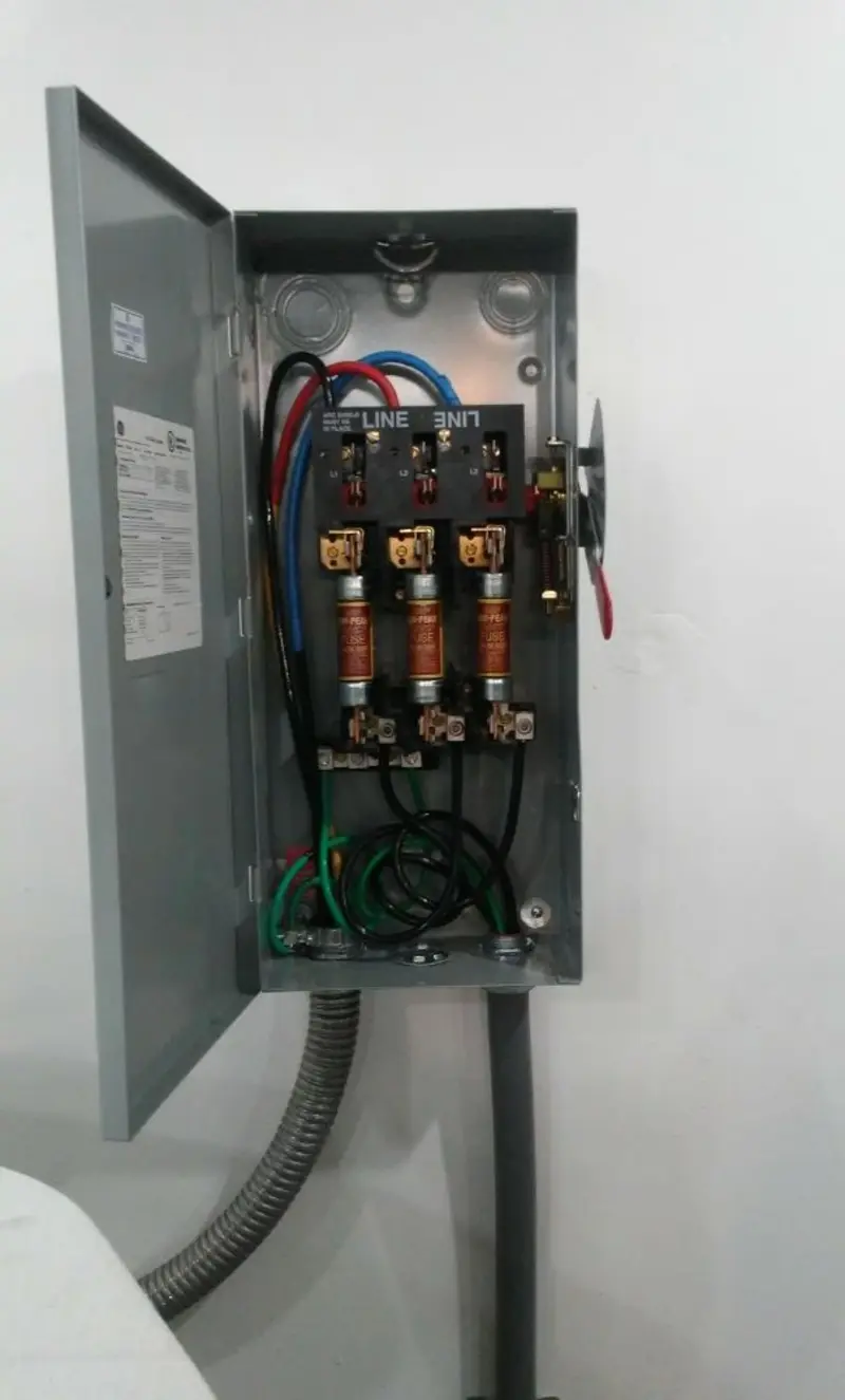Three-phase disconnect switch installed for Smoke Detector Installation in Holden Lakes